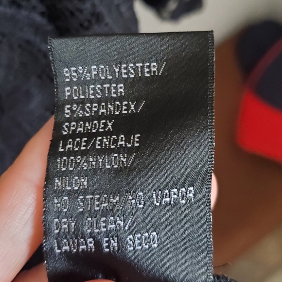 BLACK SLEEVELESS LACE MINI DRESS - Picture 4 of 9